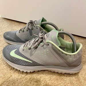 Woman’s Nike tennis shoes Sz 9.5